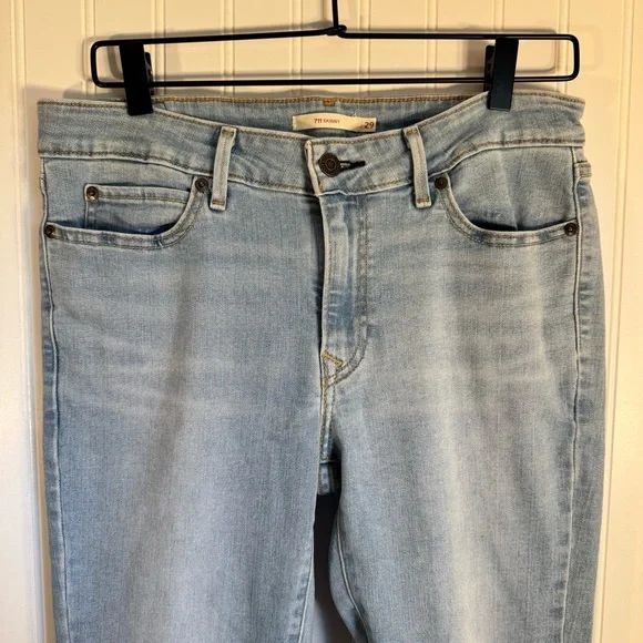 Levi’s 711 Skinny Women’s Jeans Light Wash Distressed Hem Size 29 - Picture 6 of 16